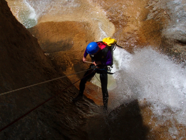  Discesa in corda doppia alla cascata di Mascun 